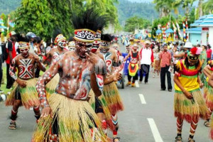 Kostum Tari Irian Jaya  Sarana Pendidikan Menuju 