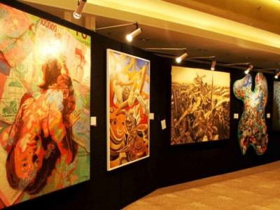 Karya-karya yang dipamerkan dalam pameran di sekolah bersifat heterogen, artinya