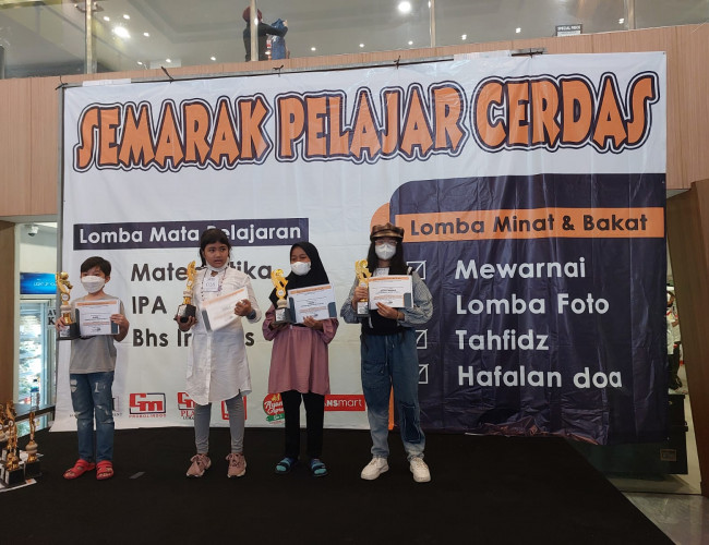 Bertabur Prestasi pada Semarak Pelajar Cerdas 2022 di GM Toserba Kota Probolinggo