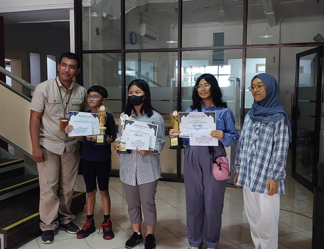 Siswi SDN Sukabumi 2 Raih Juara Olimpiade Bahasa Inggris