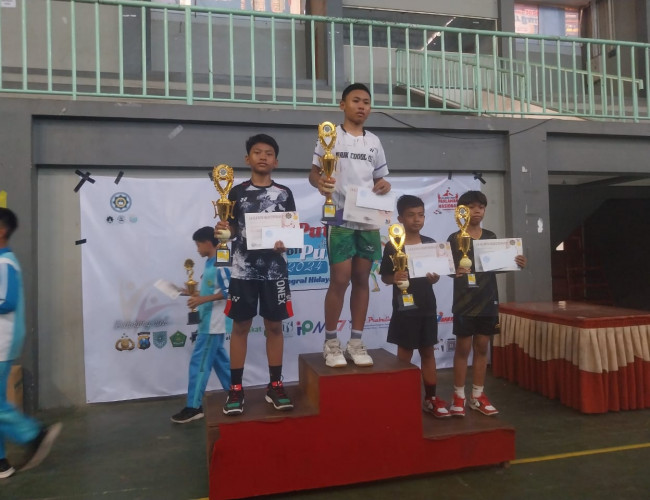 Dhiemas, Raih Juara 2 Tunggal Putra Lomba Badminton SMP Integral Hidayatullah Kota Probolinggo Tahun 2024