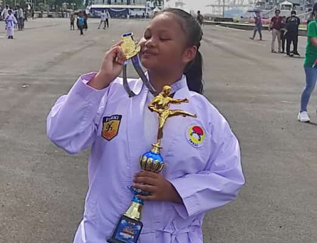 Putri, Sabet Medali Emas di Kejurnas Karate Piala Panglima Koarmada RI 2024