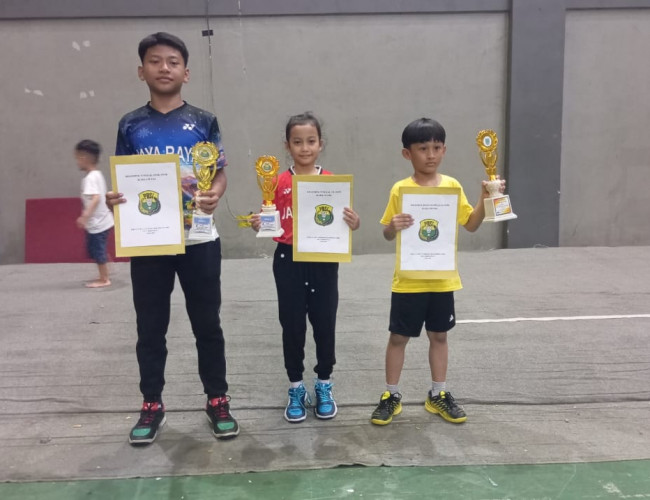 Tiga Siswa SDN Sukabumi 2 berhasil raih juara di Kejuaraan Bulu Tangkis Kejurkot Tahun 2025