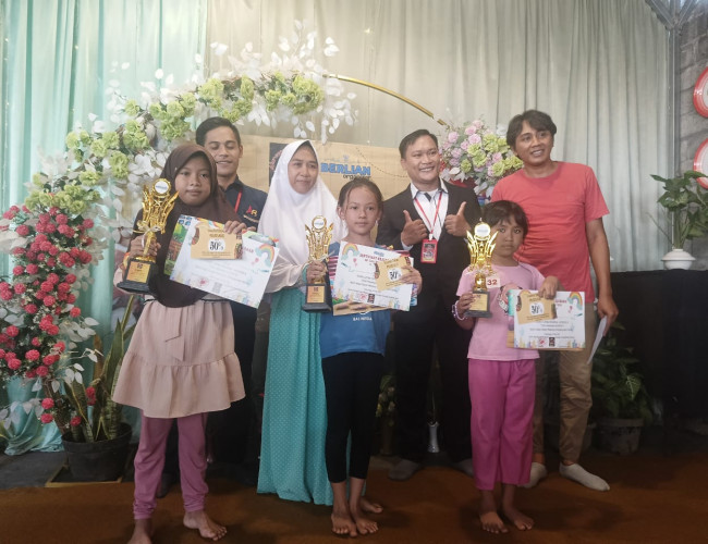 Aisha Rebut Juara Tiga Lomba Mewarnai di Waroeng Akarrr Bumbu