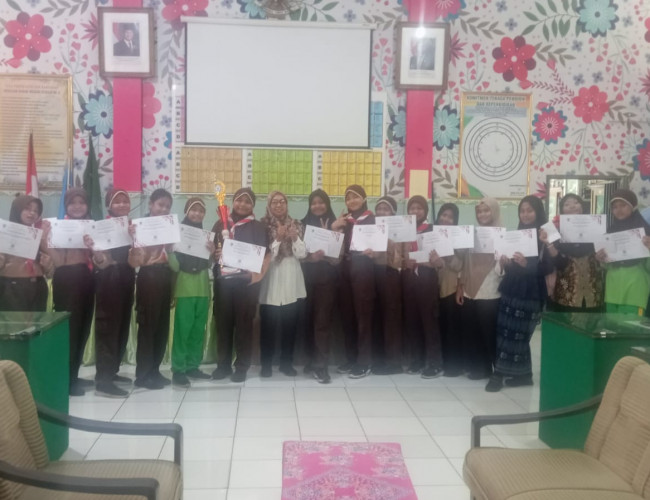 Serahkan Hadiah Lomba Gerak Jalan, Wawali Ina Sematkan Pesan Semangat Nasionalisme
