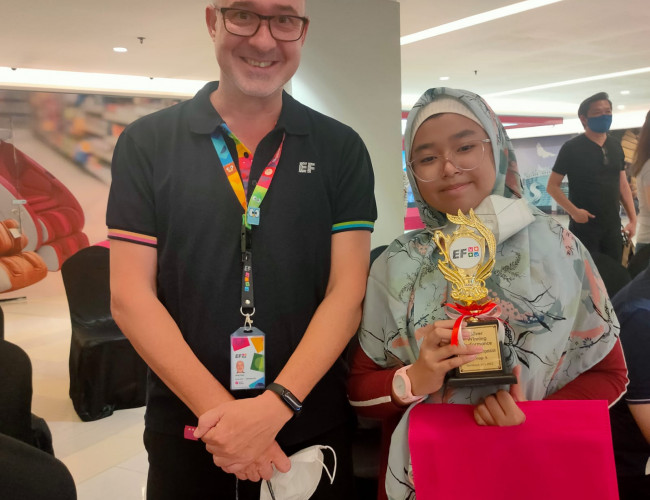 Fasha, raih Silver Prize pada Speech Competition EF di Surabaya
