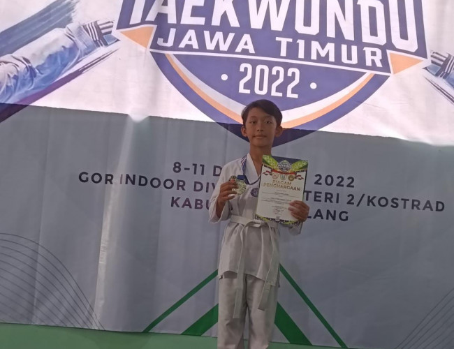 Bulan dan Keenand Raih Medali Perak Dalam Kejuaraan Provinsi Taekwondo Jawa Timur Tahun 2022