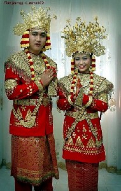 Pakaian adat di bawah ini berasal dari daerah Pakaian adat di bawah ini berasal dari daerah