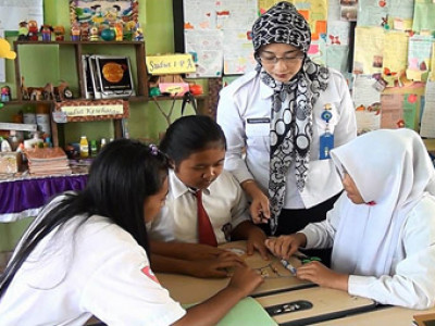 6 Contoh Sikap Guru Teladan Yang Wajib Anda Miliki