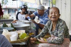 Kisah Jajan Pasar Mbah Satinem Dari Jogja Yang Mendunia Lewat Street Food Nya Netflix