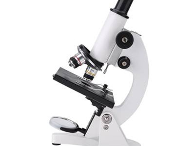 Bagian mikroskop yang fungsinya mengatur banyak sedikitnya cahaya yang dipantulkan cermin menuju mata disebut